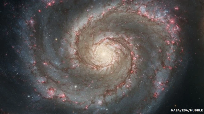 ภาพกาแล็กซีทางช้างเผือกจากฝีมือศิลปิน สร้างขึ้นจากข้อมูลซึ่งรวบรวมโดยกล้องโทรทรรศน์อวกาศฮับเบิล