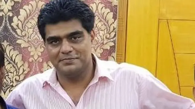 عمران علی شاہ گلابی شرٹ میں جبکہ ان کے غصے کا شکار شخص نیلی قمیض میں نظر آ رہے ہیں