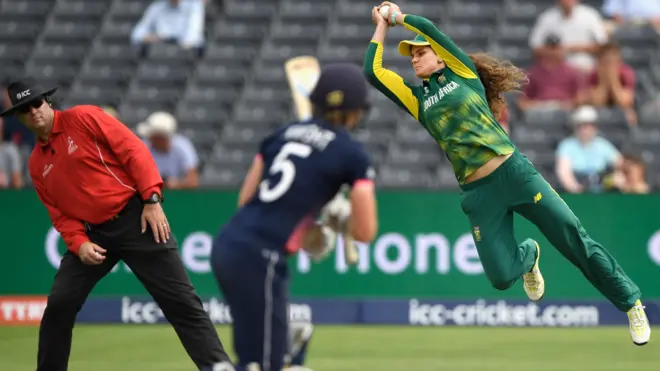 کرېکټ: انګلستان د جنوبي افریقا په ماتولو پایلوبې ته لار ومونده