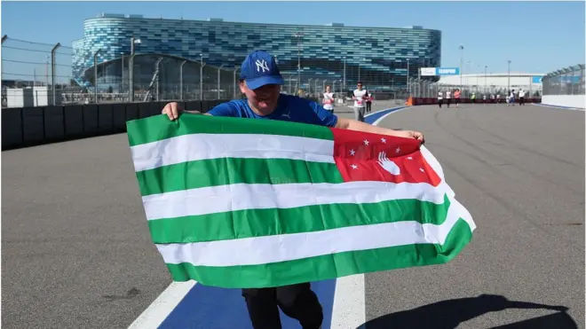 అబ్‌ఖాజియా జెండాతో ఒక మహిళ