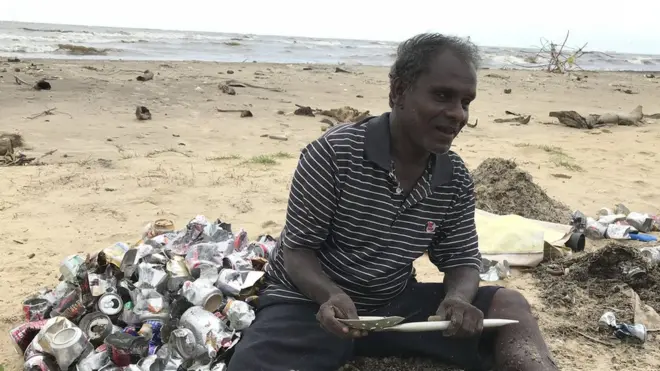 "මට ඉතින් ඇස් දෙක පේන්නේ නැහැ. මුහුද ජරා වුණා කියන්නේ පළාතම අපිරිසිදුයි. ඒ දිහා බලන්න අප්‍රියයි,"