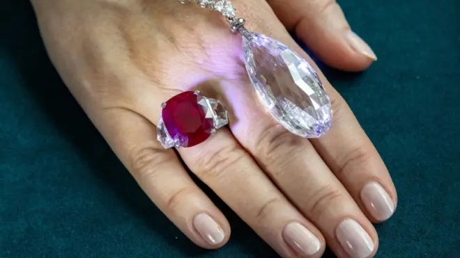 The Sunrise Ruby and a 25-carat diamond ring by Cartier