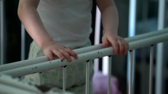 По официальной статистике, почти 40,000 детей живут в детских домах. В последнее время участились сообщения о насилии в этих учреждениях