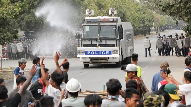 缅甸曼德勒街头警察以水炮车驱散示威者（20/2/2021）