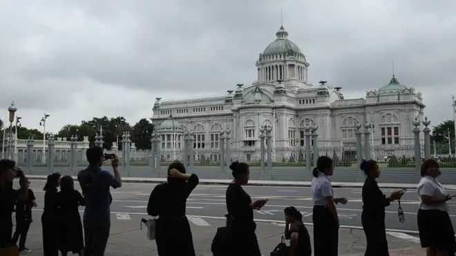 คนรอชมความสวยงามของพระที่นั่งอนันตสมาคม