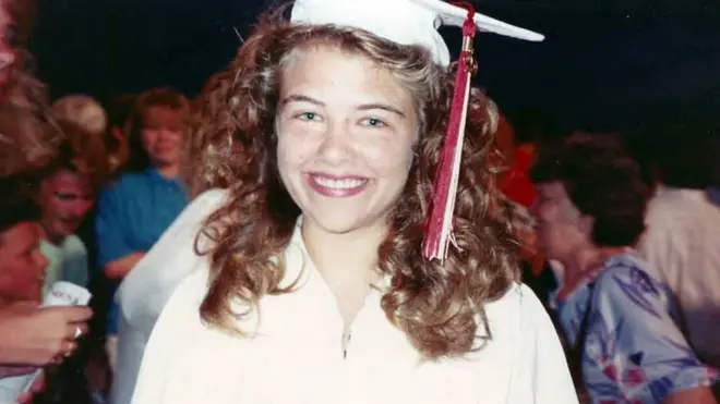 Katie na formatura do ensino médioaposta brasil1990