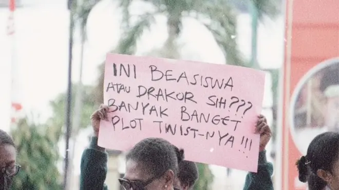 Aksi orang tua mahasiswa penerima beasiswa otsus.