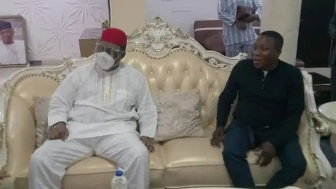 Femi Fani-Kayode ati Sunday Igboho joko papọ sori aga kan soso