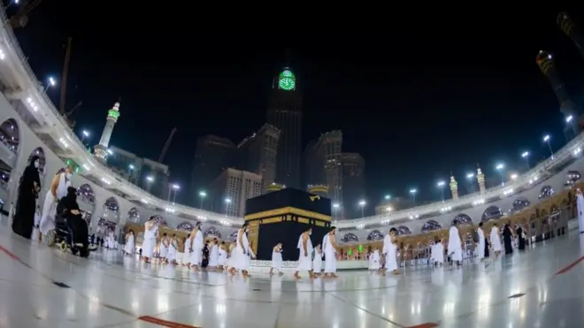 عمرے کی بحالی کے پہلے مرحلے میں یومیہ چھ ہزار افراد عمرہ ادا کر سکیں گے