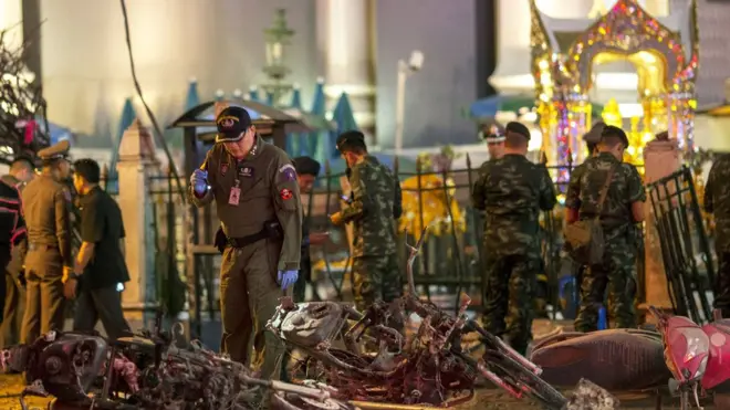 Kedua tersangka didakwa dengan membawa bom dan menaruhnya di kuil Erawan,