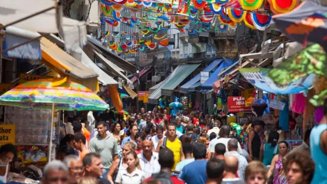 在巴西，允许派对主人自己也迟到才是礼貌的做法。