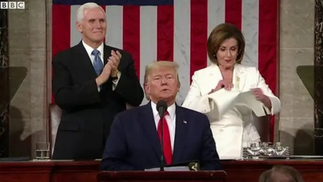 Temsilciler Meclisi Başkanı Nancy Pelosi, Trump'ın konuşma metninin kopyasını yırttı