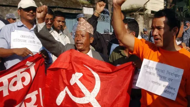 Cờ búa liềm màu trắng trên nền đỏ của phe Maoist tại Nepal