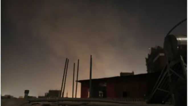 تصاعد الغبار والدخان في أعقاب غارات التحالف على مقر وزارة الاتصالات في صنعاء