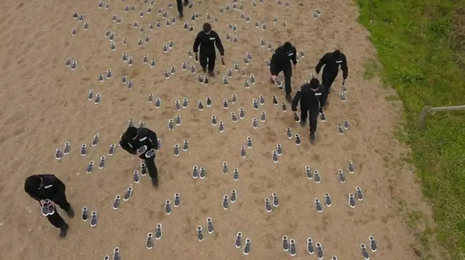 لوحة الأقدام على أحد شواطئ بريطانيا