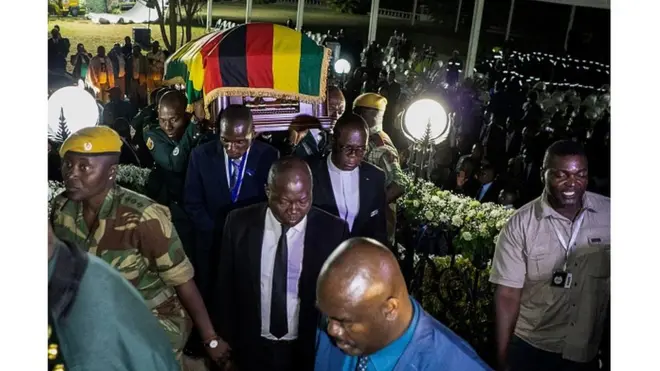 La dépouille de Robert Mugabe a été réceptionnée à l'aéroport de Harare devant son successeur Emmerson Mnangagwa, et sa veuve Grace Mugabe.