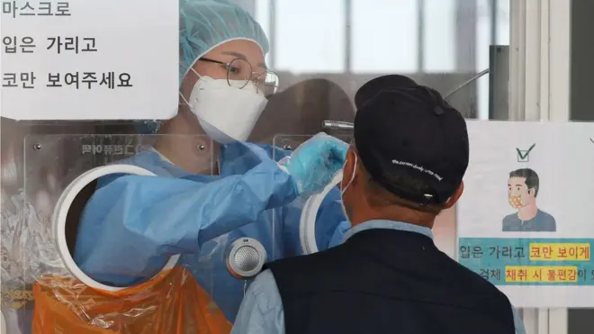 신규 확진자 수는 전날보다 222명 줄어들었다