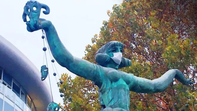 Памятники в медицинских масках