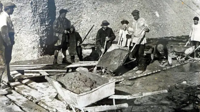 Сүргүнгө айдалып келгендер НКВДнын көзөмөлү алдында иштешкен.