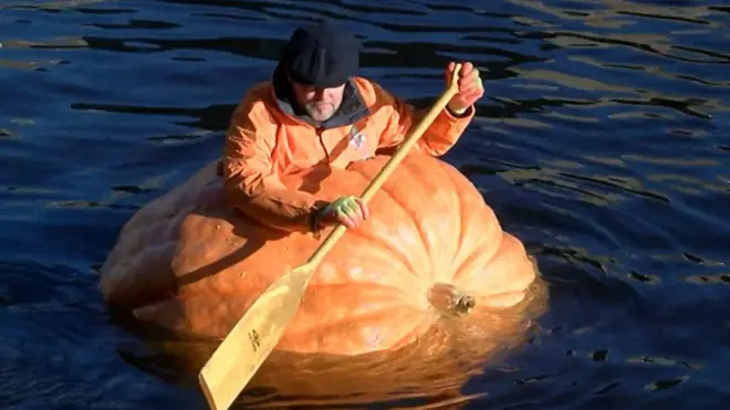 Мужчина в тыквенной лодке