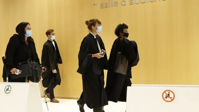 Tim pengacara memasuki ruang sidang di Paris pada hari pertama sidang kasus serangan Charlie Hebdo dan supermarket Yahudi.