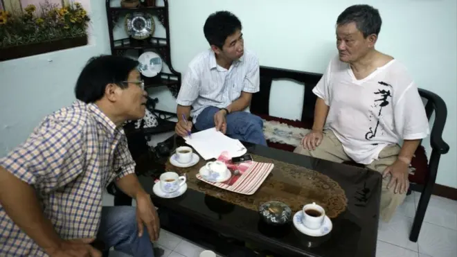 Tác giả (trái) cùng nhà báo Huy Đức (giữa) gặp gỡ nhà ngoại giao Dương Danh Di tại Hà Nội, khoảng năm 2000
