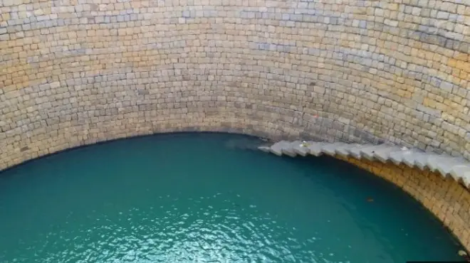 تستفيد الآبار الكبيرة قليلة العمق، من طبقات المياه الجوفية القريبة من سطح الأرض، والتي يُسهل امتلاؤها بفضل وصول مياه الأمطار إليها