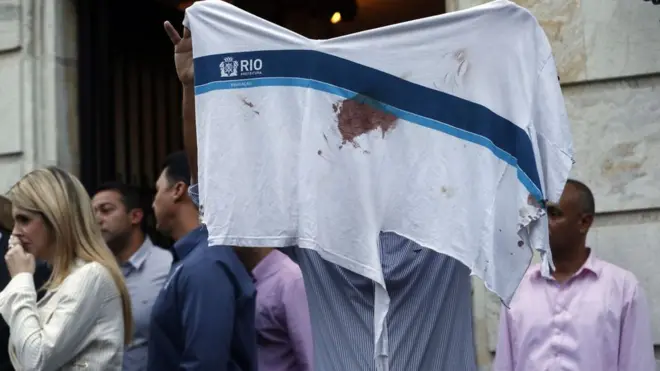 Protesto com camisa de menino atingido por disparo