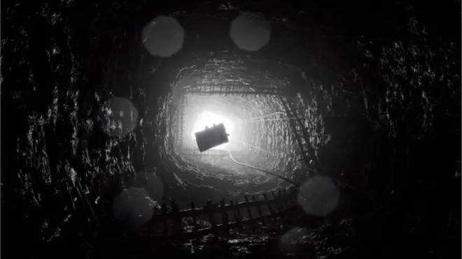 ఈస్ట్ జైంథియా హిల్స్‌లో ఒక ర్యాట్ హోల్ మైన్ నుంచి బయటకు తాళ్ల లిఫ్ట్ సహాయంతో బయటకు వెళ్తున్న కార్మికులు