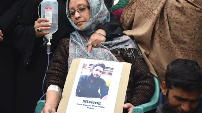 एहतिशाम की तस्वीर लिए उसके माता-पिता