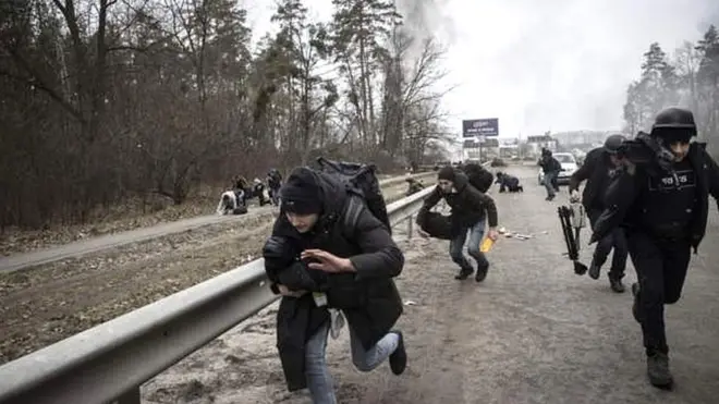 కీయెవ్‌లో పరుగులు తీస్తున్న జర్నలిస్టులు, స్థానికులు