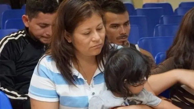 અધિકારીઓએ કહ્યું છે કે પાંચ વર્ષથી નાનાં બાળકોને તેમનાં માતાપિતાથી અલગ કરવામાં આવ્યાં નથી