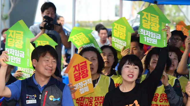 민주노총 조합원들이 7월 15일 정부세종청사 고용노동부 앞에서 최저임금 인상 집회를 갖고 있다