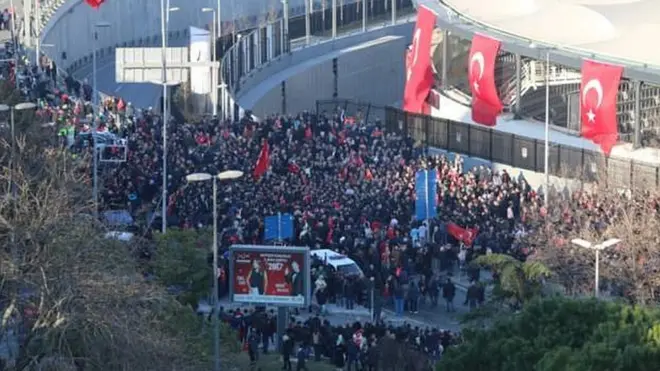 Bir neçə partiya üzvləri, həmçinin sadə vətəndaşlar Stadion önünə gələrək hücumlara etiraz edib