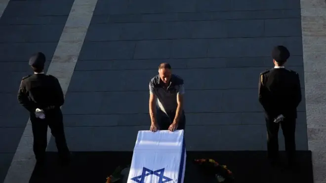 Tacsiyada loo dhigaya Peres