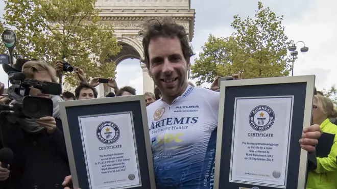 Марк Бомонт ехал на велосипеде по 16 часов в день, а спал - лишь по пять часов