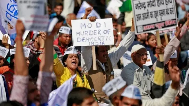 ငွေစက္ကူ ရုပ်သိမ်းတဲ့ ကိစ္စအတွက် မြို့တော် ဒေလီက ဆန္ဒပြသူတွေ။