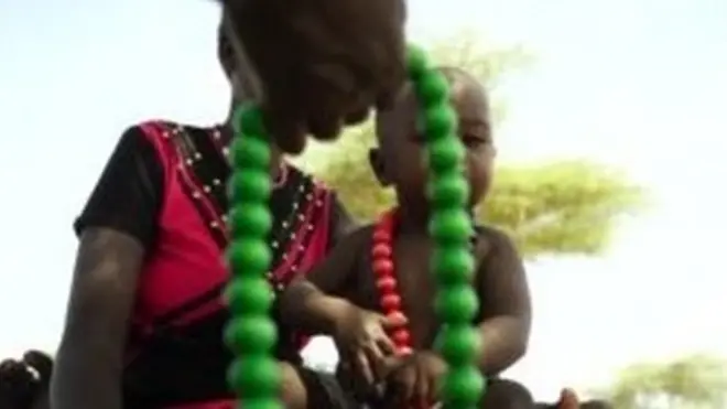 Béatrice Lokwawi utilise des billes pour compter et diagnostiquer la pneumonie chez les bébés