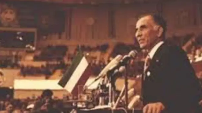 جمشید آموزگار