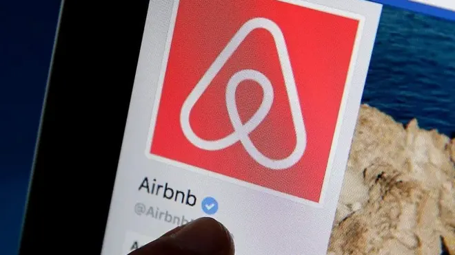 شركة "أير بي إن بي" تقول إنها ستحذف من قوائمها المنازل بالمستوطنات الإسرائيلية في الضفة الغربية المحتلة. وبررت الشركة قرارها بأن هذه المستوطنات في "قلب الصراع الفلسطيني الإسرائيلي.