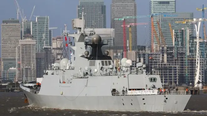中国两艘护卫舰访问英国，图为黄冈舰。