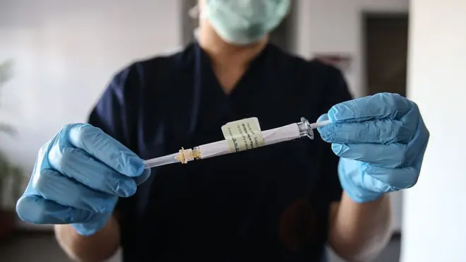 Une scientifique dans un laboratoire