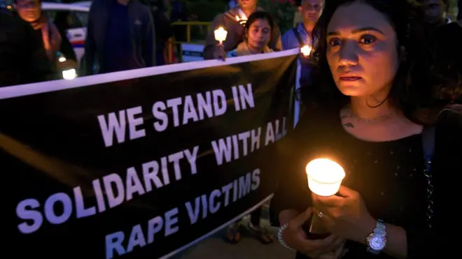 حیدرآباد ریپ کیس کے بعد انڈیا کے شہر بنگلور میں عوام ریپ کے بڑھتے ہوئے واقعات کے خلاف مظاہرہ کر رہے ہیں