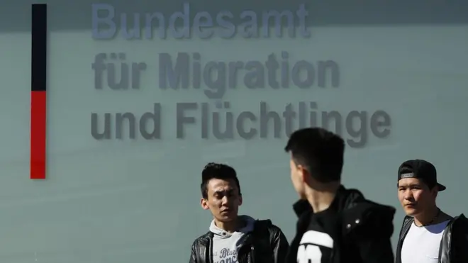 جرمني کې د لویو هوایي شرکتونو پیلوټانو خپلو هېوادونو ته د پناه غوښتونکو له لېږدولو ډډه کړې