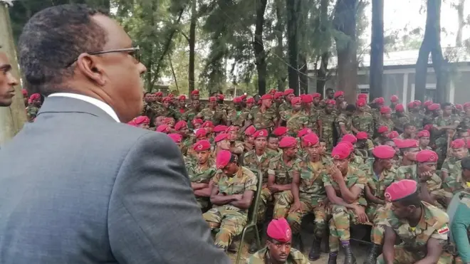 ምክትል ጠቅላይ ሚንስትር ደመቀ ከወታደሮቹ ጋር ሲነጋገሩ