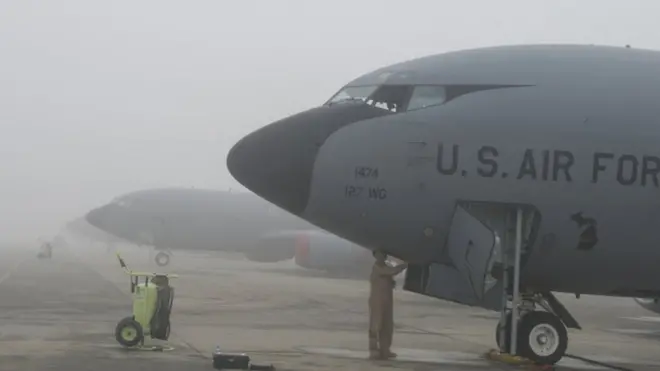 طائرة تموين بالوقود في الجو