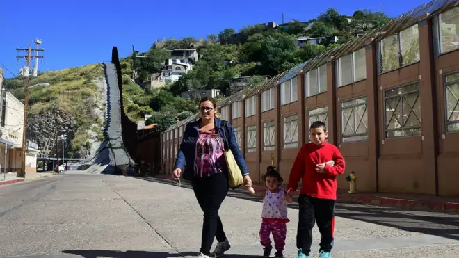 Muchos mexicanos en Estados Unidos envían remesas a su familia. (foto de archivo).