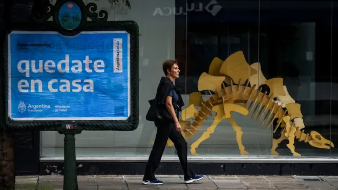 La extensión de la cuarentena ha sido muy pesada para los argentinos.