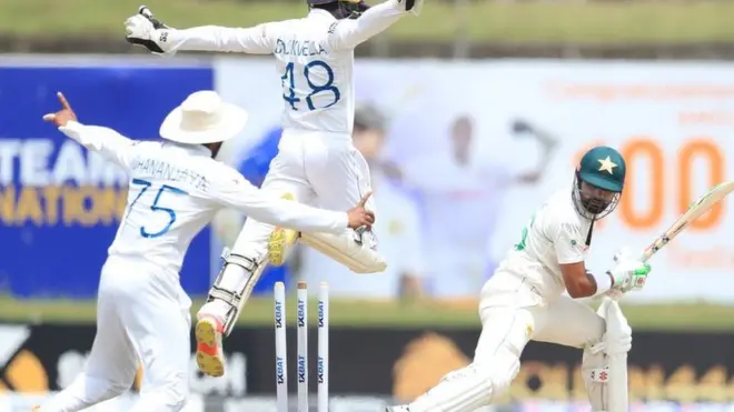 بابر اعظم صرف 16 رنز بنا کر پراباتھ کی گیند پر آؤٹ ہوئے