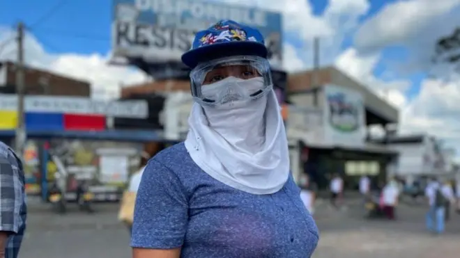 Una joven manifestante en Cali.